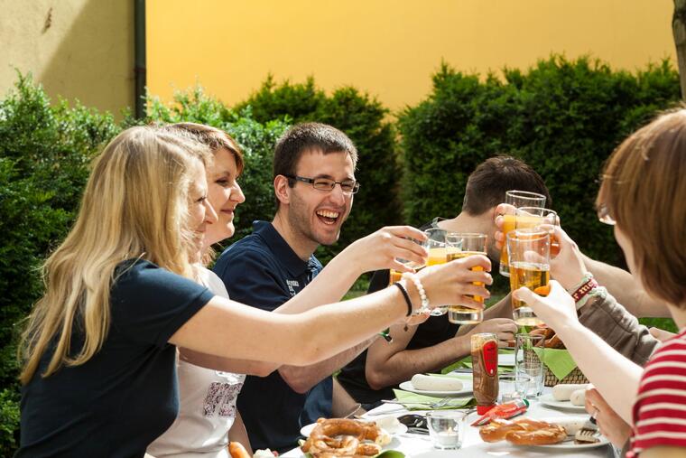 junge Menschen beim Feiern